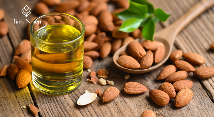 Dùng dầu hạnh nhân massage da đầu và tóc