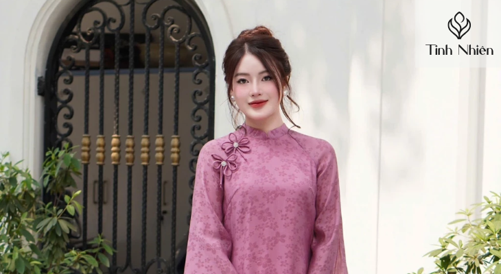Vì sao nên búi tóc khi mặc áo dài?
