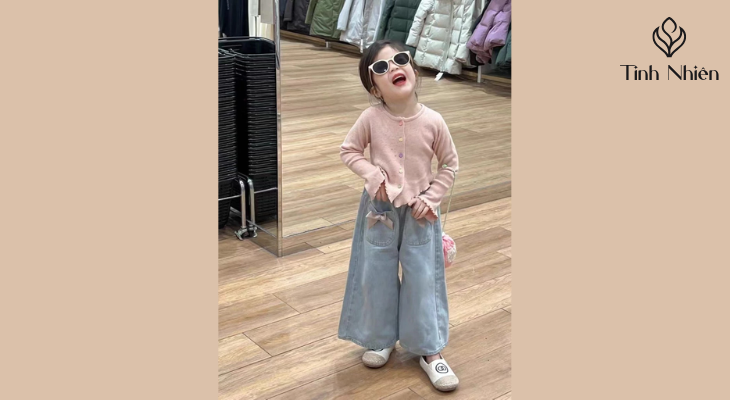 Áo len và quần Jeans ống rộng 