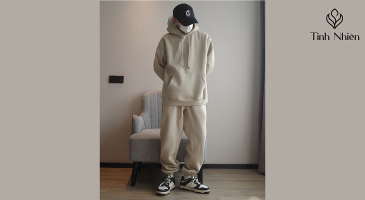 Áo hoodie và quần jogger 