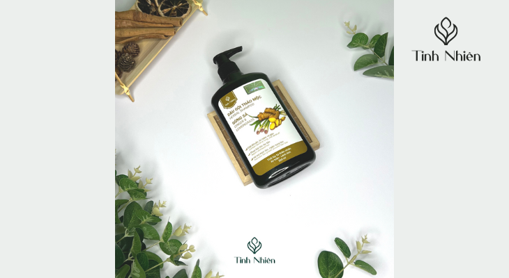 Dùng dầu gội gừng sả Tinh Nhiên 300ml dưỡng tóc và loại bỏ gàu
